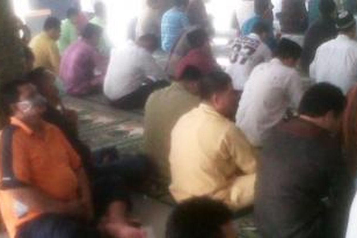 Dua orang jemaah Shalat Jumat di Masjid Darur Abrar, Kompleks Gedung DPRD Riau, mengenakan masker mendengarkan ceramah khatib, Jumat (14/3/2014).