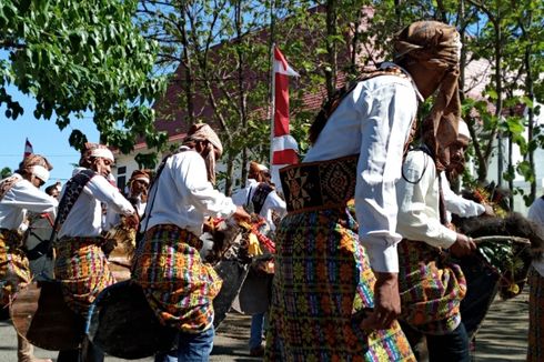 Kesenian Tari Kuda Kepang Ramaikan Pelantikan 17 Kades di Sikka, NTT