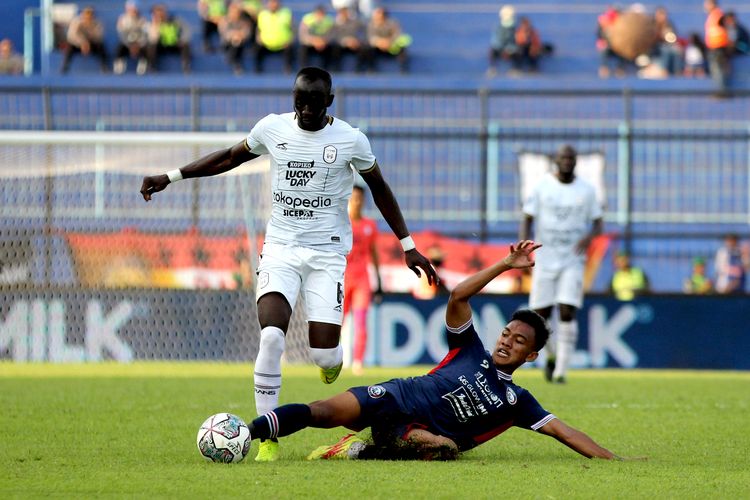 Pemain Arema FC Arkhan Fikri menghalau pemain RANS Nusantara FC Makan Konate saat pertandingan pekan 6 Liga 1 2022-2023 yang berakhir dengan skor 4-2 di Stadion Kanjuruhan Kepanjen, Kabupaten Malang, Rabu (24/8/2022) sore.