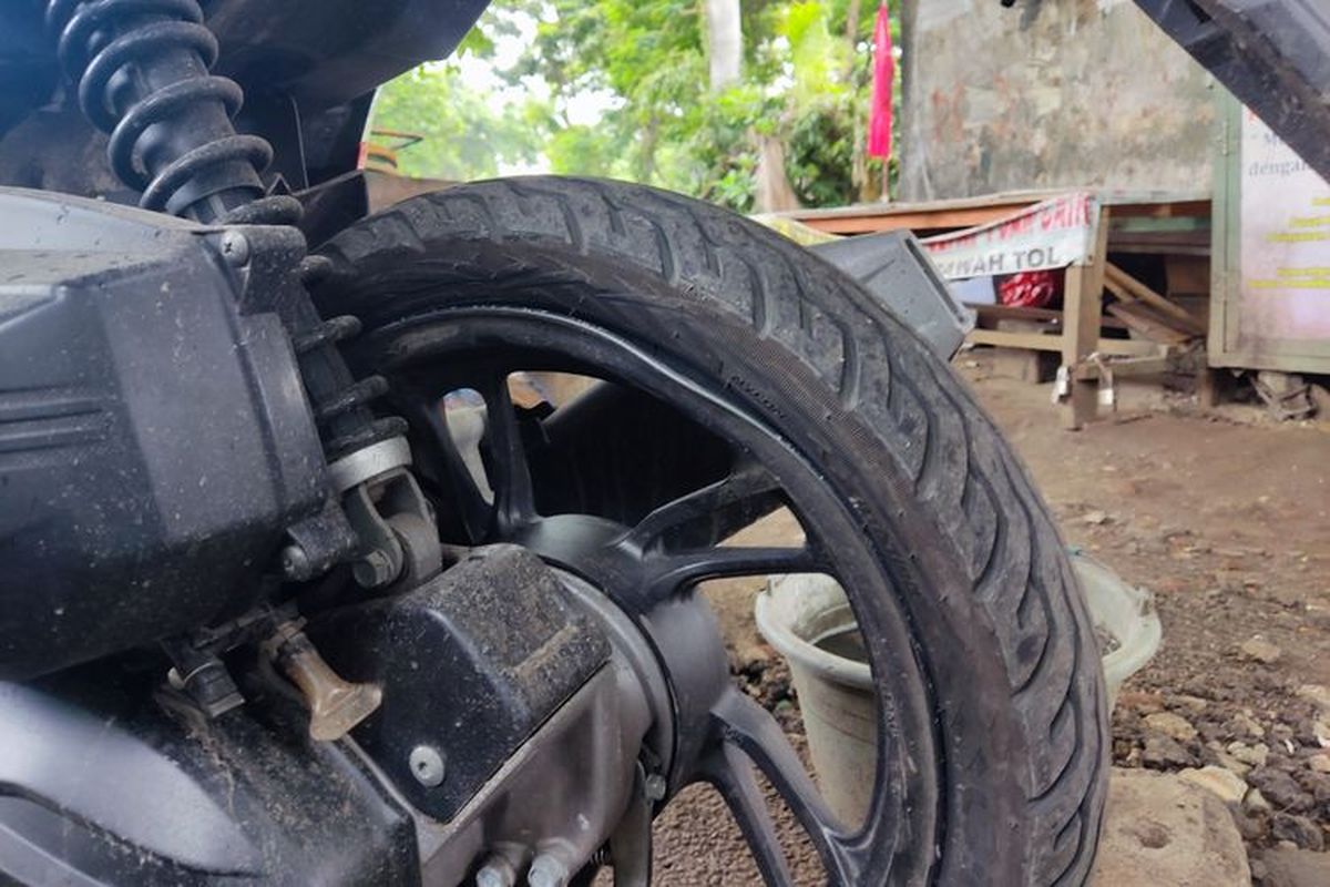 Pelek motor penyok.