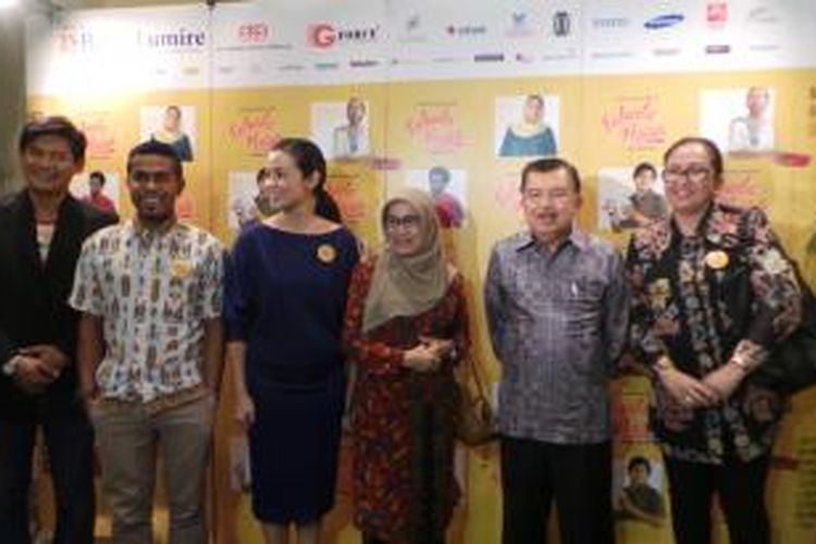 Wakil presiden terpilih Jusuf Kalla bersama para pemeran film Tabula Rasa di Epicentrum Walk, Senin (15/9/2014).