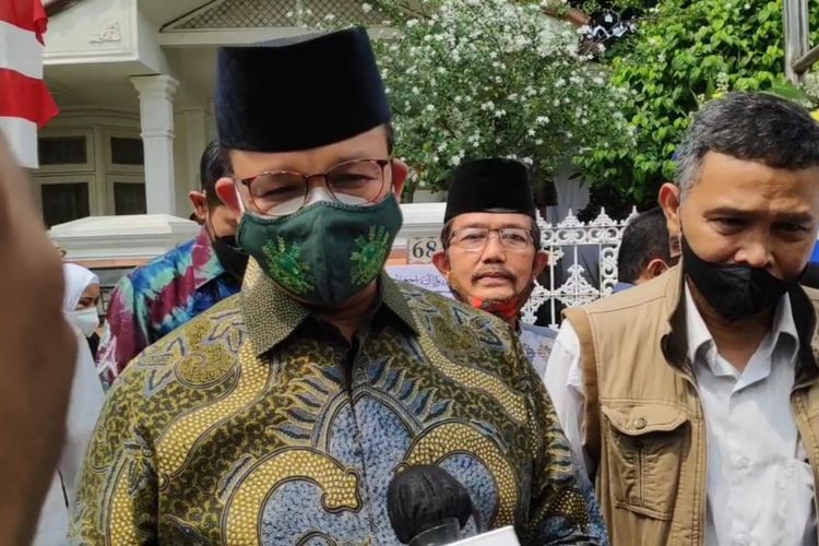 Gubernur DKI Jakarta Anies Baswedan mendatangi rumah duka penyanyi legendaris Elly Kasim di Jalan Beton No 68, Kayu Putih, Pulogadung Jakarta Timur, Rabu (25/8/2021).