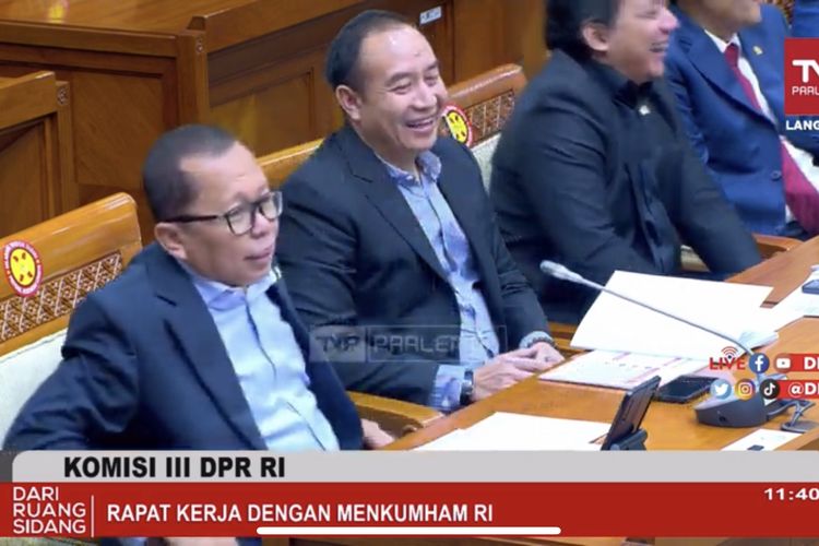 Anggota Komisi III DPR RI Arsul Sani tengah menyampaikan celetukannya yang menyinggung anggota Komisi III DPR RI lainnya Benny K Harman soal persiapan rapat kerja dengan Menkopolhukam Mahfud MD di Kompleks Parlemen Senayan, Jakarta, Rabu (28/3/2023). 