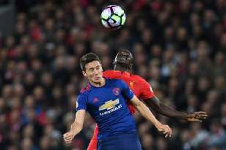 Gelandang Manchester United, Ander Herrera (kiri), berebut bola dengan pemain Liverpool, Sadio Mane, dalam pertandingan lanjutan Premier League di Stadion Anfield, Senin (17/10/2016). 