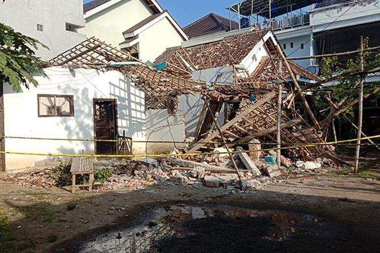 Kondisi sebuah rumah yang hancur akibat ledakan yang terjadi di RT 7/RW 11 Dusun Pulosari Desa Sukosari, Kecamatan Kasembon, Kabupaten Malang, pada Sabtu (11/3/2023) malam. Kejadian ini mengakibatkan satu orang, Hasan berusia19 tahun meninggal (Surya.co.id)