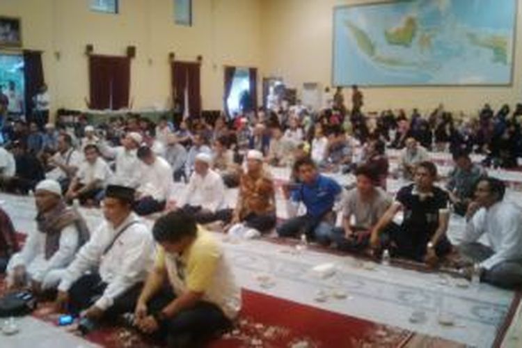 Para Tenaga Kerja Kerja (TKI) asal Jawa Barat di Saudi Arabia sedang melakukan buka bersama di Balai Nusantara Wisma Konjen Republik Indonesia di Jeddah, Saudi Arabia, Minggu, (5/7/2015), bersama Gubernur Jawa Barat Ahmad Heryawan
