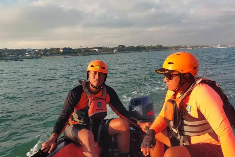 2 Anak Terseret Ombak Saat Bermain Bola di Pantai Kuta Bali