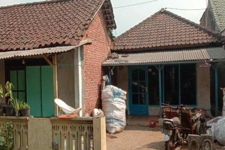 
Rumah tersangka penganiayaan bocah 7 tahun yang berada di wilayah Kecamatan Kedungkandang Kota Malang. Di tempat inilah, korban D disiksa dan dianaya oleh para tersangka selama kurun waktu 6 bulan terakhir. 
