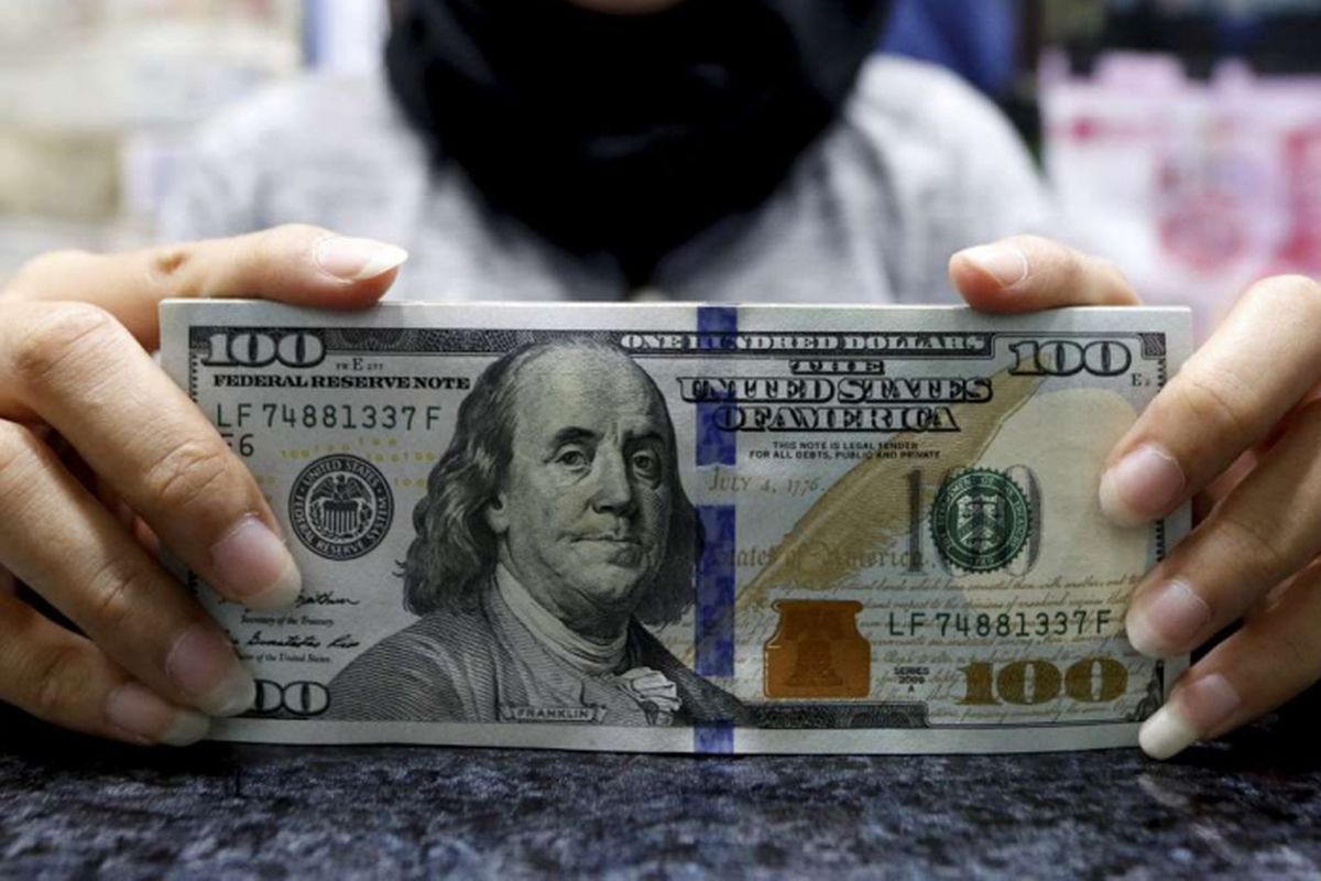Pecahan dollar Amerika di salah satu gerai penukaran mata uang di Jakarta.