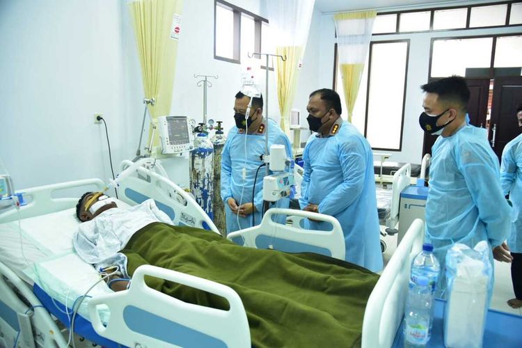 Kapolda Maluku, Irjen Pol Lotharia Latif menjenguk Briptu FH yang sedang menjalani perawatan intensif di Rumah Sakit Bhayangkara Ambon, Jumat (28/1/2022)