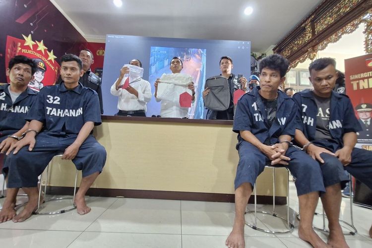 Pelaku pencurian di rumah mantan Kapolrestabes Semarang menghadiri jumpa pers di Mapolrestabes Semarang, Senin (20/11/2023).