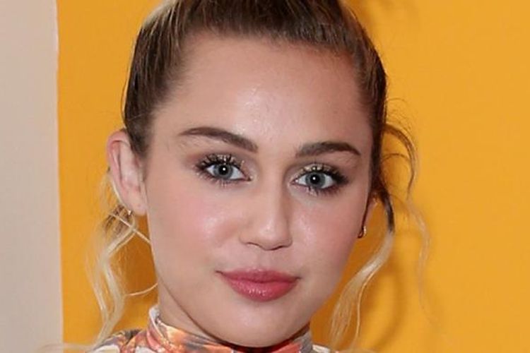 Penyanyi Miley Cyrus menghadiri premiere Crisis in Six Scene di Crosby Street Hotel di New York, pada 15 September 2016.
