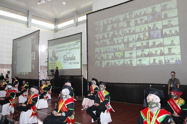 Uversitas Jenderal Achmad Yani (UNJANI) Cimahi, Jawa Barat, melaksanakan prosesi Wisuda bagi mahasiswa dan mahasiswi Program Magister, Profesi, Sarjana dan Ahli Madya periode April dan Juli Tahun Akademi 2019/2020.