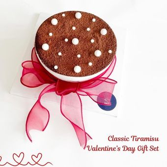 Classic tiramisu cake dari Gumi Dessert sebagai rekomendasi toko kue di Surabaya dengan hampers spesial Valentine.