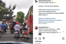 Aksi Wanita Buka Jalan Bantu Ambulans Melintas di Tengah Kemacetan