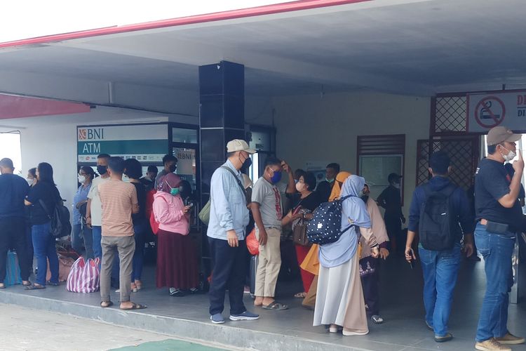 Para pemudik di pintu keberangkatan Pelabuhan Sri Bintan Pura Tanjungpinang, Kamis (28/4/2022).