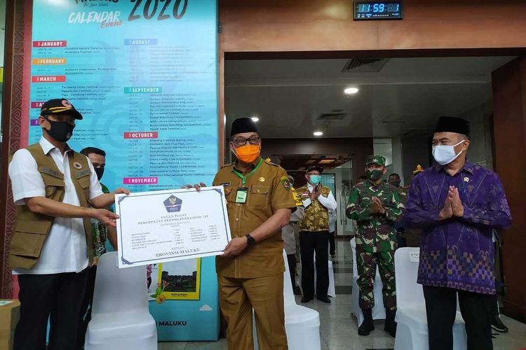 Ketua Gugus Tugas Nasional Percepatan dan Penanganan Covid-19, Letjen TNI Doni Monardo memberikan bantuan alat kesehatan dan APD kepada Gubenrur Maluku, Murad Ismail, Senin (6/7/2020)