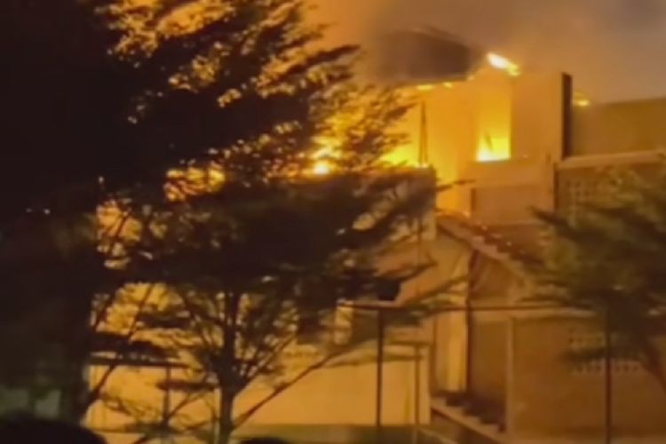 Gedung lantai tiga pesantren Babun Najah Banda Aceh terbakar, di Banda Aceh, Senin dini hari (3/6/2024) 