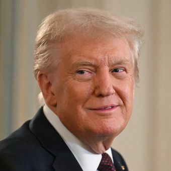 Presiden Amerika Serikat Donald Trump saat mendengarkan pidato Perdana Menteri Israel Benjamin Netanyahu, dalam konferensi pers bersama di Ruang Makan Negara di Gedung Putih, Washington DC, 29 September 2025.