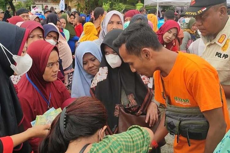 Sejumlah warga rela antre berdesakan dalam operasi pasar murah di lapangan Kebon Pelok, Kecamatan Harjamukti Kota Cirebon Jawa Barat Kamis (23/2/2023). Mereka membeli beras, minyak, telur dan lainya yang dijual lebih murah dari harga pasaran.