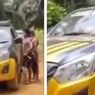Video 3 Pria Bawa Senjata Tajam Adang Mobil Polisi Gara-gara Rekannya Ditangkap Viral di Media Sosial