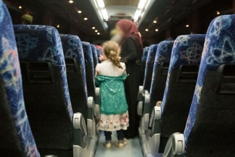 Anggota keluarga dari relawan Helm Putih berada di bus yang mengantarkan mereka ke wilayah yang aman di Yordania. (Twitter/IDF)