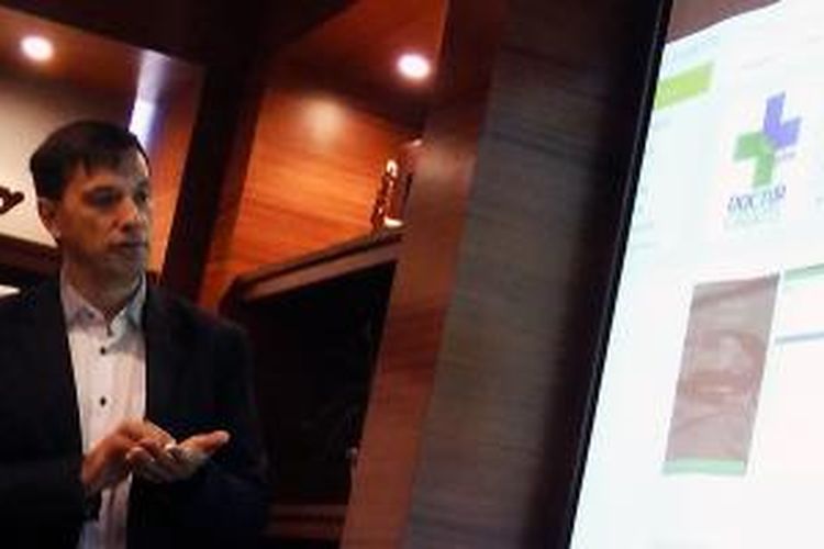 Dr. Jacques Durand, Founder of Doctor Gratis dan Medical Director of Health2i menjelaskan tentang aplikasi Doctor Gratis di kantor Microsoft di Jakarta, Kamis (3/9/2015).