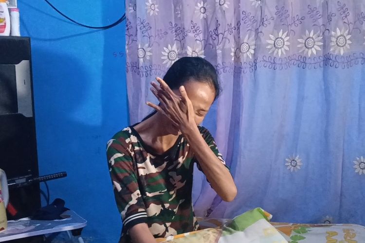 Kamelia Menangis Saat Lihat Anaknya Dihukum Duduk di Lantai karena SPP Menunggak 