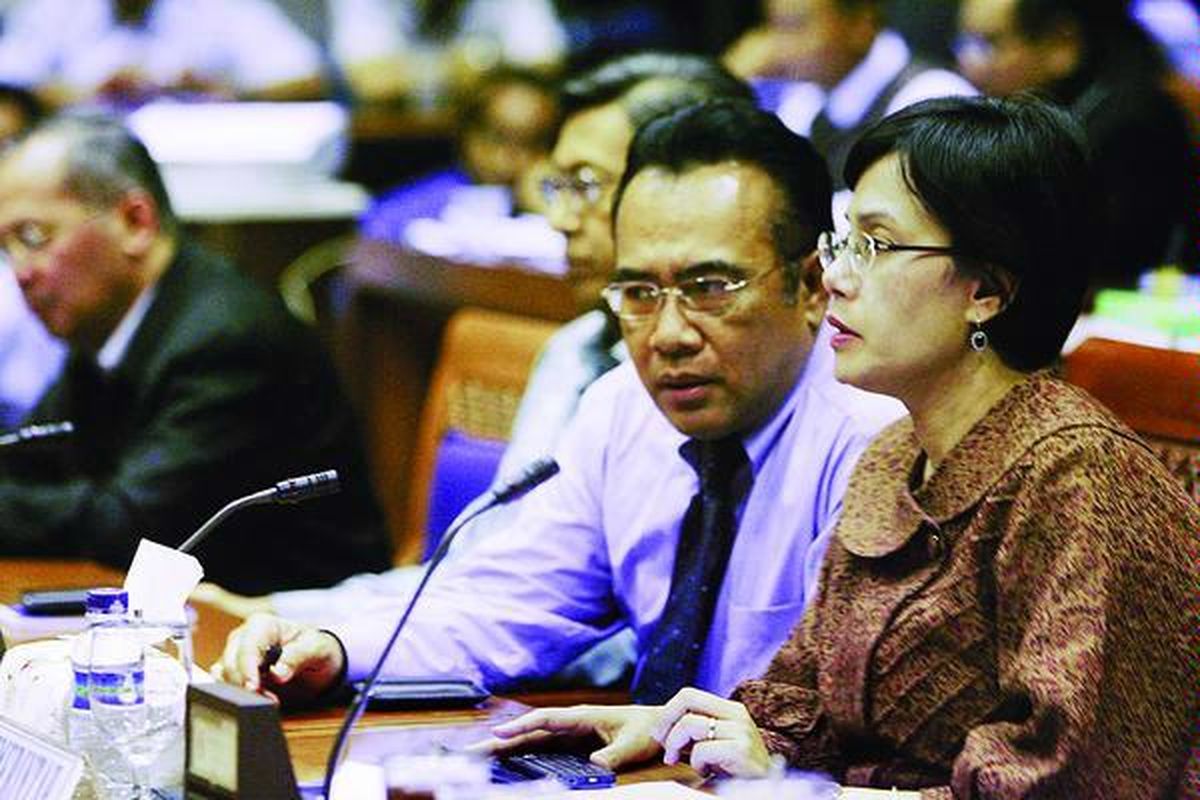 Menteri Keuangan Sri Mulyani Indrawati, Menteri Negara Perencanaan Pembangunan Nasional/Kepala Bappenas Paskah Suzetta, dan Gubernur Bank Indonesia Boediono (kanan ke kiri) sebelum rapat kerja yang membahas Stimulus Fiskal 2009 dengan Panitia Anggaran DPR di Gedung DPR, Selasa (24/2).  