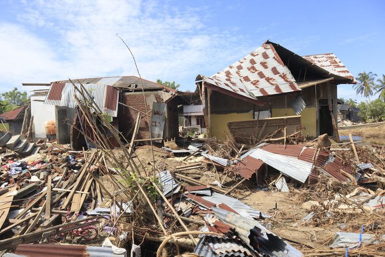 Kerusakan Desa Bungkah, Aceh Utara, rumah hancur, jalan putus, rel kereta api terbalik, Jumat (19/12/2025). 