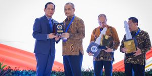 Gubernur Jawa Tengah Ahmad Luthfi menerima Penghargaan Kinerja Pengelolaan Sampah 2026 untuk kategori Pembina Terbaik Kabupaten/Kota dalam Rapat Koordinasi Nasional (Rakornas) Pengelolaan Sampah 2026 di Gedung Balai Kartini, Jakarta, Rabu, 25 Feburari 2026. 