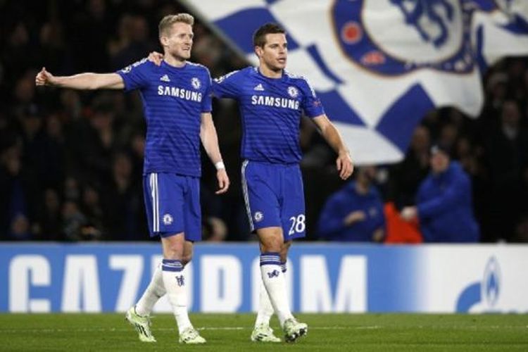 Penyerang Chelsea Andre Schuerrle (kiri) merayakan bersama bek Cesa Azpilicueta golnya ke gawang Sporting Lisbon, pada pertandingan terakhir Grup G Liga Champions, di Stamford Bridge, London, 10 Desember 2014.