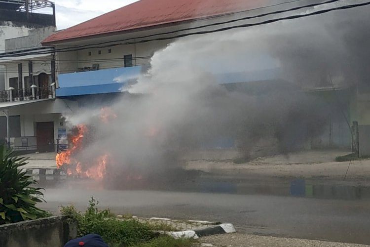 Mobil pikap terbakar di Waikabubak, Kabupaten Sumba Barat, NTT