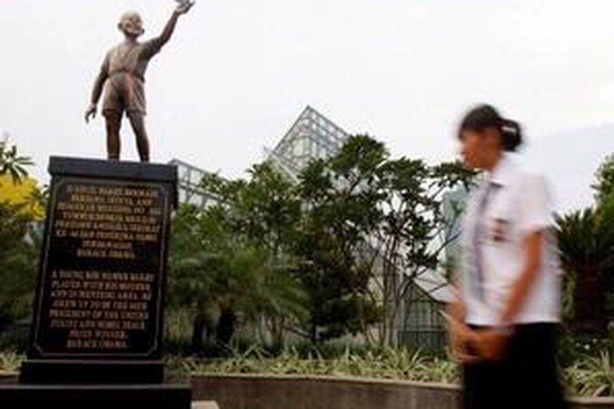 Pengunjung menyaksikan patung Barack Obama kecil di Taman Menteng, Jakarta, Kamis (10/12/2009). Patung ini terbuat dari bahan perunggu dengan tinggi dua meter dan berada di tegah-tangah taman dengan berat 30 kilogram tersebut dibuat oleh perupa Edi Chaniago. 