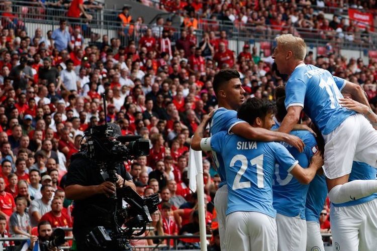 Raheem Sterling dikerumuni para pemain Manchester City seusai mencetak gol pada pertandingan Liverpool vs Man City dalam Community Shield 2019 di Stadion Wembley, 4 Agustus 2019. 