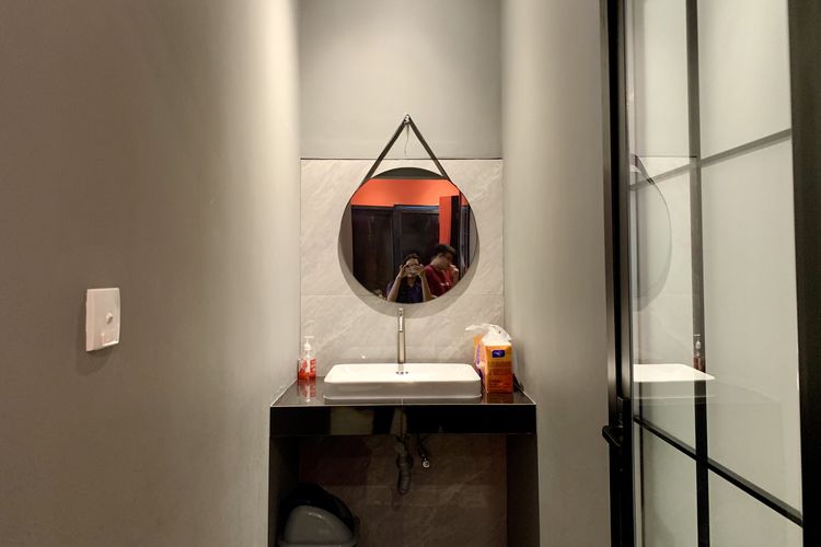 Di sebelah kiri sebelum masuk ke pintu studio, terdapat fasilitas toilet bersih, lengkap dengan cermin dan wastafel.
