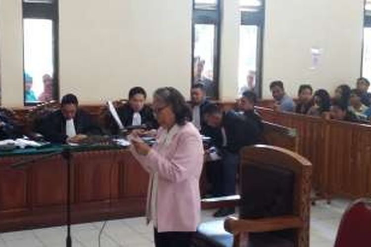 Terdakwa Margriet Christina Megawe membacakan nota pembelaan atas tuntutan jaksa seumur hidup dalam sidang di Pengadilan Negeri Denpasar, Bali, Senin (15/2/2016). Margriet didakwa membunuh anak angkatnya, Engeline, pada 16 Mei 2015.