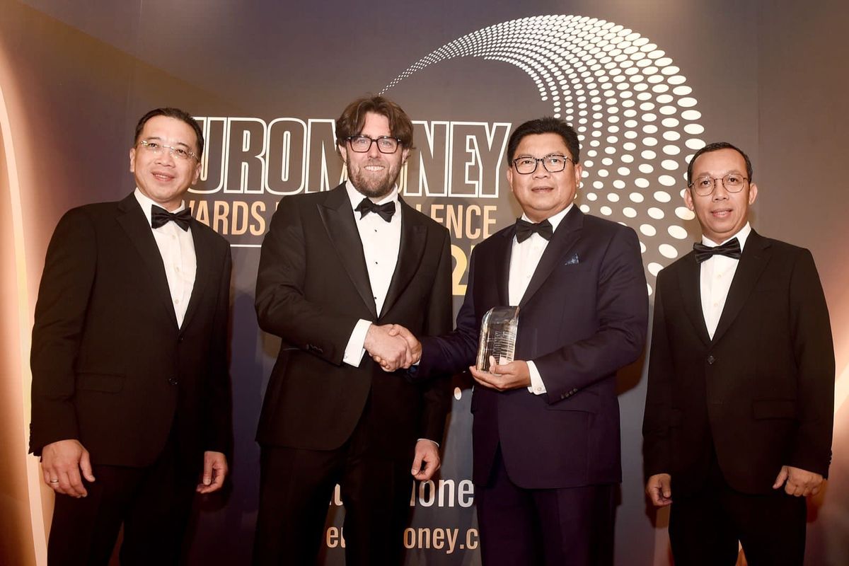 Direktur Utama Bank Mandiri Darmawan Junaidi dan  Direktur Keuangan dan Strategi Bank Mandiri Sigit Prastowo mendapat penghargaan dalam TOP BUMN Awards 2023 yang diselenggarakan oleh Bisnis Indonesia 