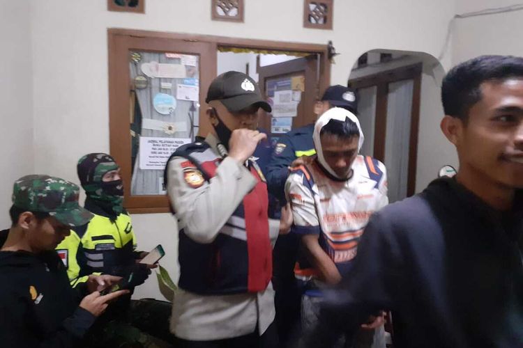 Seorang anggota Polsek Nyalindung mengamankan seorang diduga pencuri warung di Desa Cijangkar, Nyalindung, Sukabumi, Jawa Barat, Senin (4/4/2022).