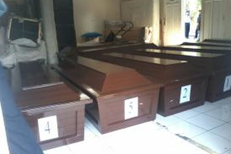 Sepuluh peti jenazah disiapkan di Pangkalan Udara (Lanud) Hasanuddin, Makassar, Selasa (6/10/2015), untuk jenazah korban kecelakaan Aviastar.