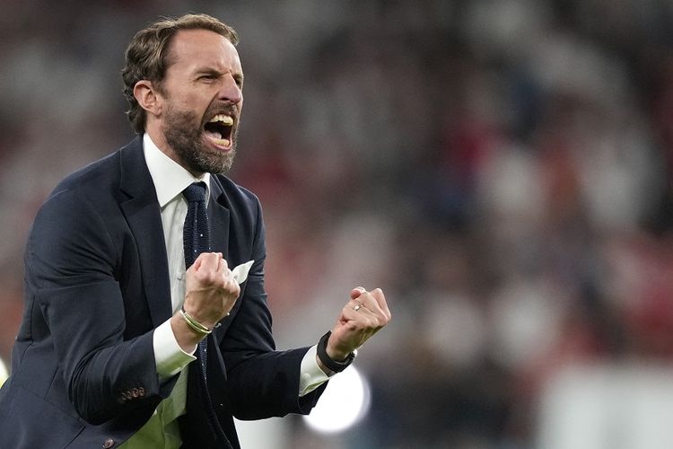 Pelatih Inggris Gareth Southgate merayakan kemenangan timnya setelah memenangi laga semifinal Euro 2020 antara Inggris vs Denmark di Stadion Wembley, London, 7 Juli 2021.