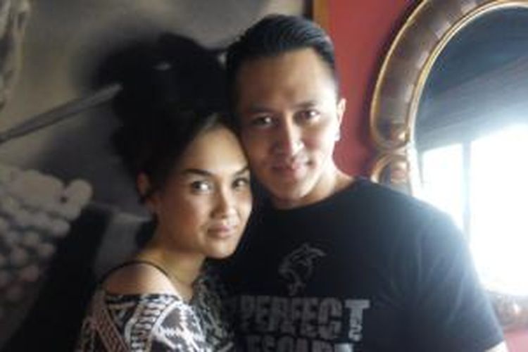 Pasangan ilusionis Demian Aditya dan artis peran sekaligus model dan penyanyi Sara Wijayanto diabadikan di Tartine Resto, fX Sudirman, Jakarta Selatan, Rabu (20/5/2015).