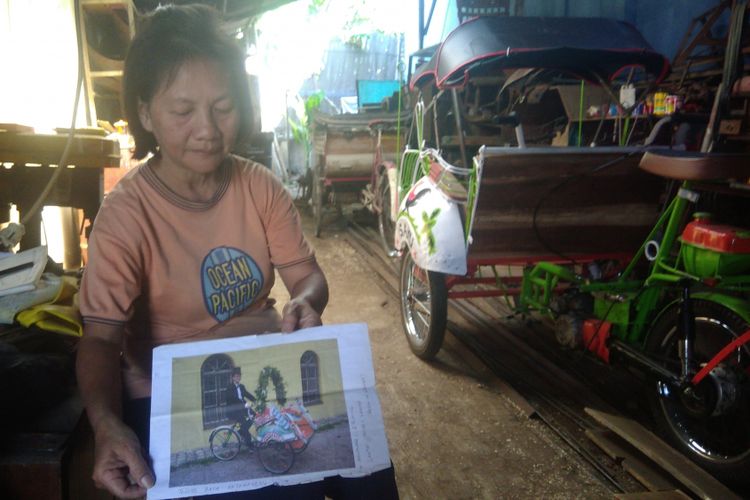 Agustine Menunjukkan Becak Hasil Produksi nya yang saat Ini Berada di Jerman 