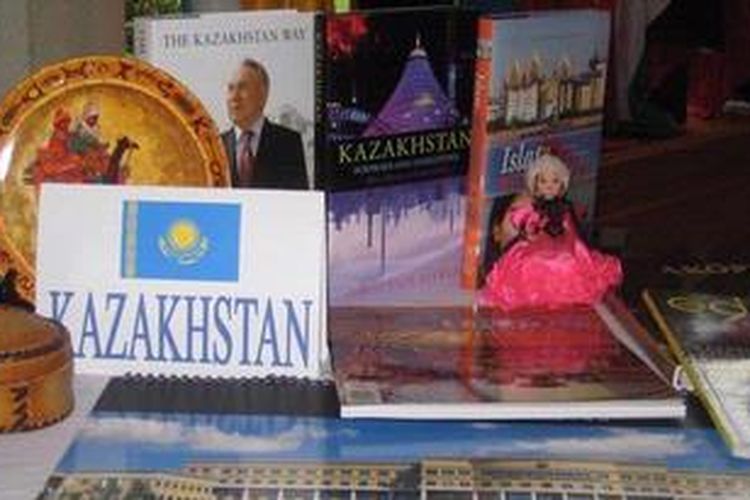 Literatur dan suvenir Kazakstan pada Festival Nowruz di Gedung Sekretariat ASEAN pada Kamis (21/3/2013). Duta Besar Republik Kazakstan Ashkat T Orazbay ikut membuka perhelatan acara tahun baru menurut kultur Persia tersebut.