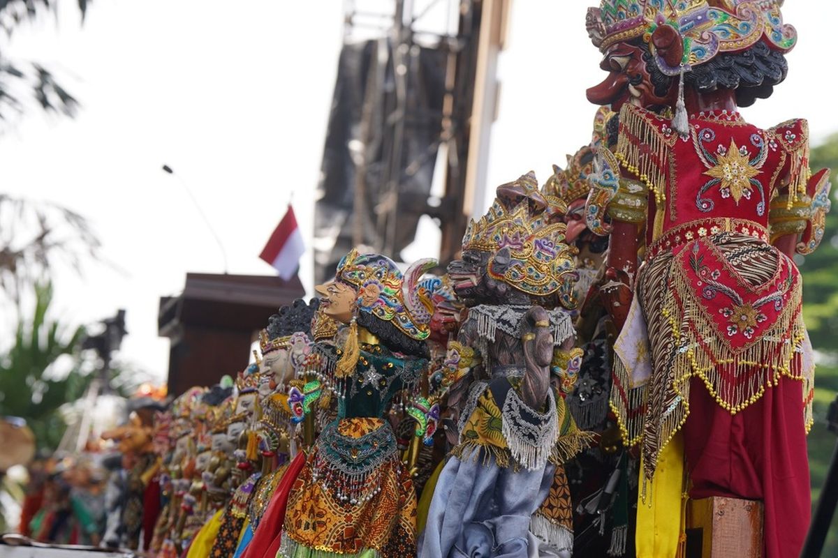 Pergelaran Binojakrama Padalangan Wayang Golek Purwa saat Kabogorfest 2025 resmi dibuka di Stadion Pakansari, Cibinong, Kabupaten Bogor, Jawa Barat, Rabu (11/6/2025). Festival rakyat ini merupakan puncak peringatan Hari Jadi Bogor (HJB) ke-543.