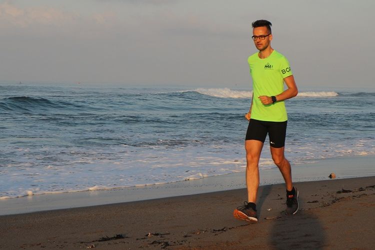 seorang warga negara asing tengah berlari pagi di Pantai Batu bolong, Canggu di pagi hari