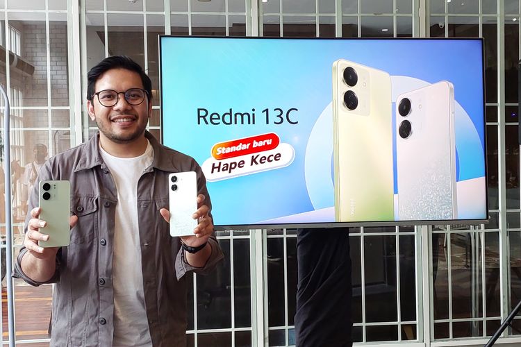Product Marketing Manager Xiaomi Indonesia, Rendy Tonggo menunjukkan smartphone Redmi 13C 4G dalam acara experience di The Veranda Hotel, Rabu (6/12/2023).