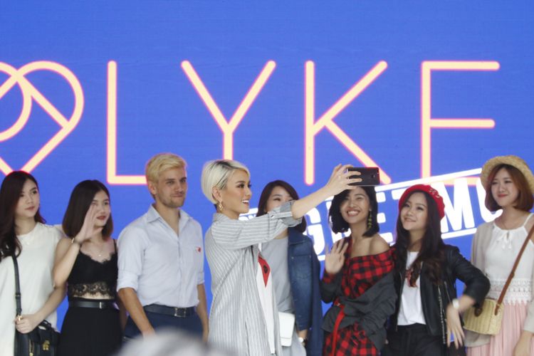 Chief Creative Officer LYKE Agnez Mo dan Chief Executive Officer LYKE Bastian Purrer saat konferensi pers di Lucy in the Sky, SCBD, Jakarta, Kamis (26/10/2017). Agnez Mo bersama rekannya Bastian Purrer, bekerjasama membangun aplikasi fashion, LYKE.