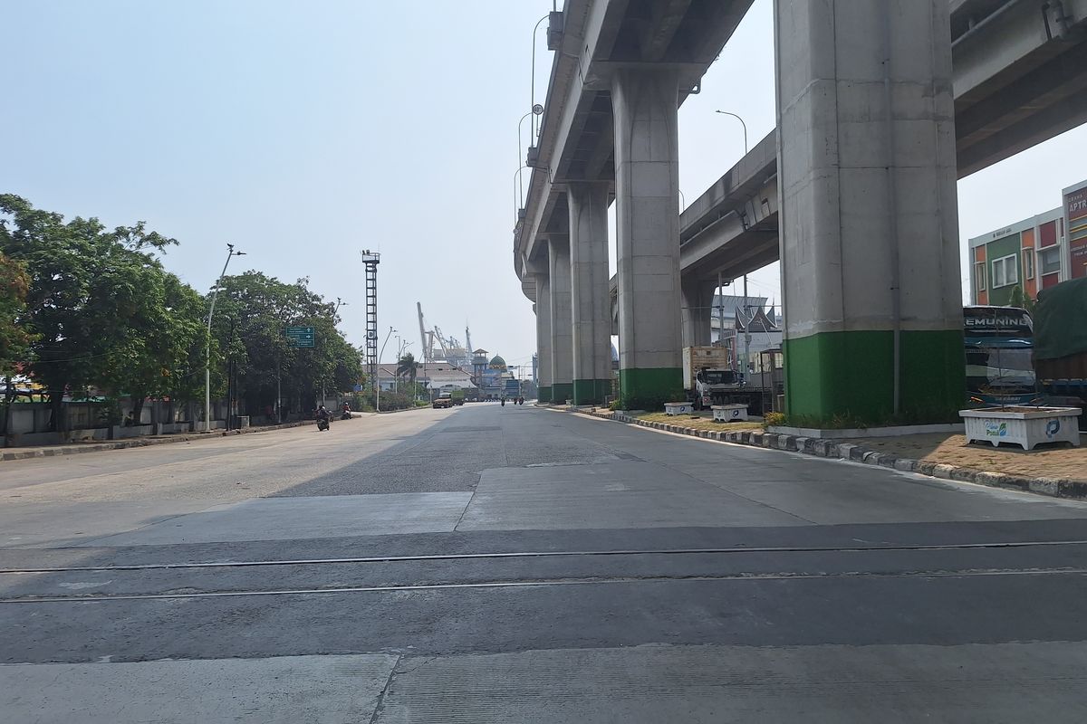 Lalu lintas di depan Pelabuhan Tanjung Priok Jakarta Utara terpantau lengang. Kamis (16/5/2024).