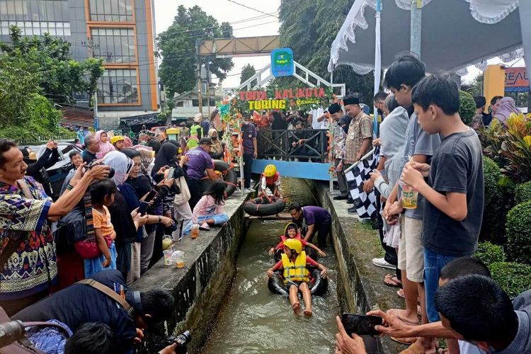 Pembukaan wisata air tubing di saluran irigasi Kali Kota di Kelurahan Potrobangsan, Kecamataan Magelang Utara, Kota Magelang, Jawa Tengah, Kamis (23/6/2022).